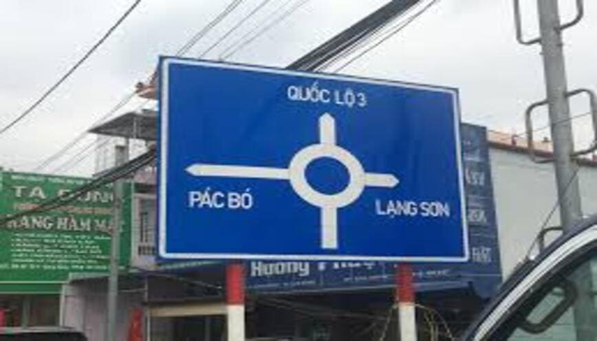 Biển báo chỉ dẫn thường có vật liệu phản quang để dễ quan sát