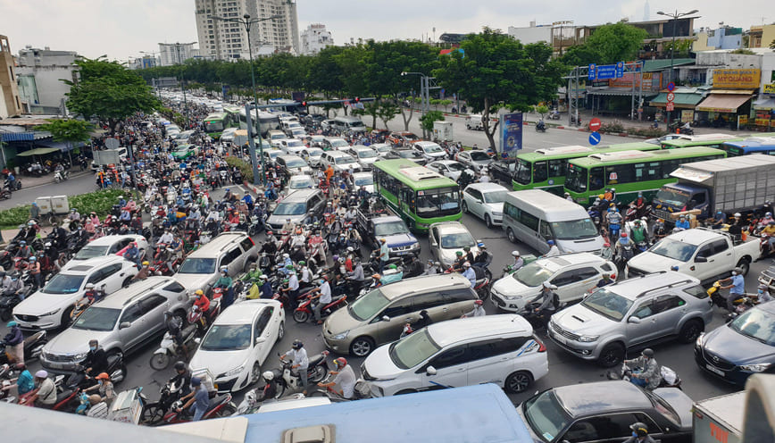 Tình trạng kẹt xe xảy ra cũng do không theo biển chỉ dẫn