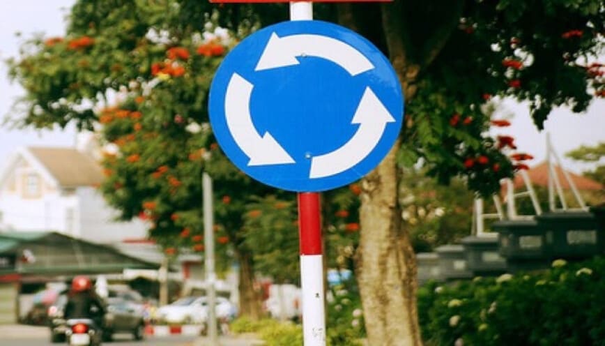 Biển báo hiệu lệnh có dạng hình tròn và màu nền xanh