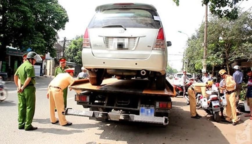 Cảnh sát giao thông đưa xe của chủ phương tiện không đóng phí về trụ sở
