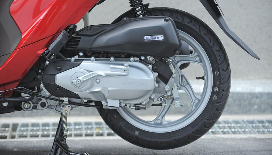 Động cơ trang bị 110cc của xe Vision màu đỏ