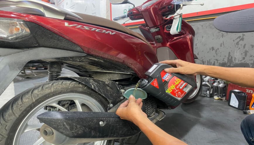 Thay nhớt sau quãng đường dài di chuyển để bảo vệ động cơ