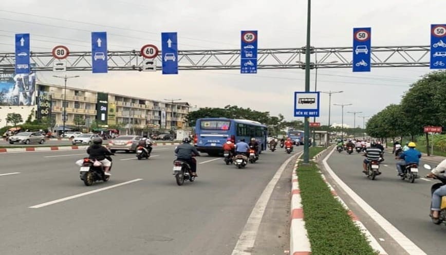 Mọi phương tiện tham gia giao thông đều phải tuân thủ biển báo