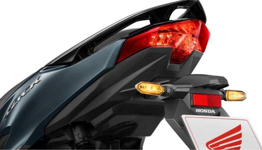Phần đuôi xe trang bị đèn LED cực kỳ sáng sủa và rõ nét