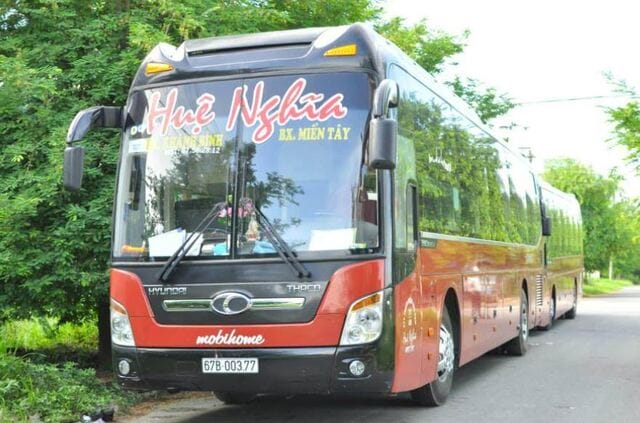 Gọi điện qua số điện thoại nhà xe Huệ Nghĩa để đặt vé