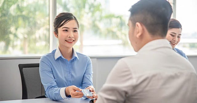 Mua vé ngay tại điểm giao dịch sẽ được nhân viên hướng dẫn tận tình