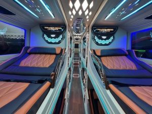 Phòng xe limousine VIP rộng rãi, thoải mái với các tiện ích giải trí