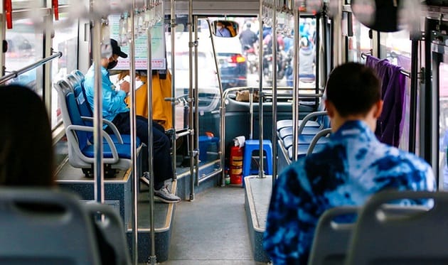 Hành khách có thể di chuyển dễ dàng trên xe buýt 03