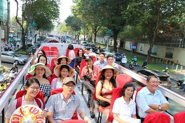 Nhiều du khách chọn mua vé ngay trên xe nếu còn chỗ