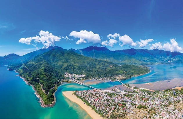 Xe buýt Phương Trang Huế Lăng Cô đưa bạn tham quan bãi biển đầy thơ mộng