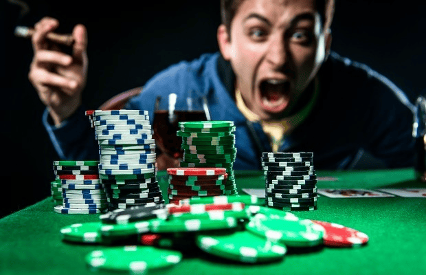 Những biểu hiện dễ làm lộ poker face