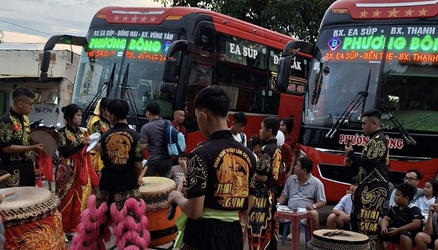 Chuyến xe đưa khắp hàng đi qua nhiều tỉnh thành Đông Nam Bộ