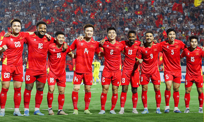 Đội bóng đá tiêu chuẩn gồm 11 người trên sân theo quy định của FIFA, với 1 thủ môn và 10 cầu thủ ngoài