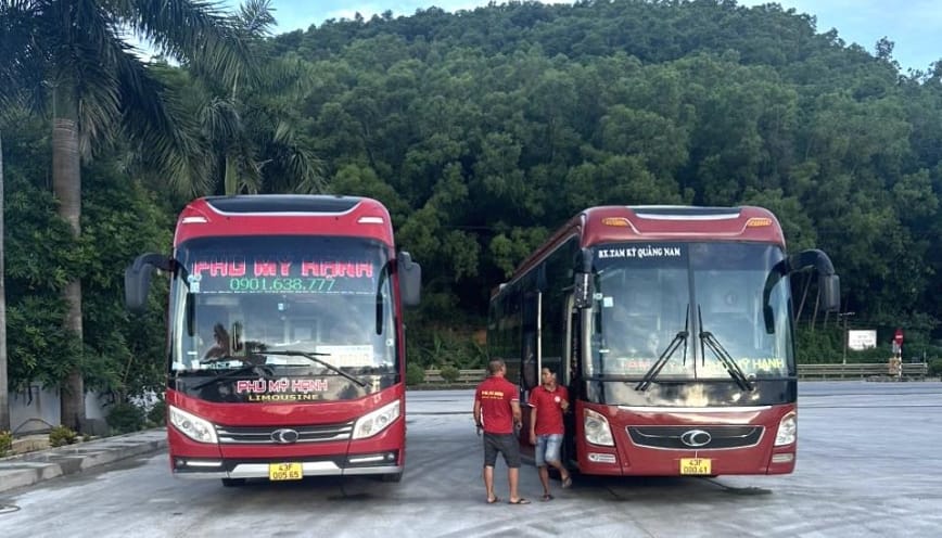 Đội ngũ trung chuyển nhà xe luôn sẵn sàng phục vụ quý khách