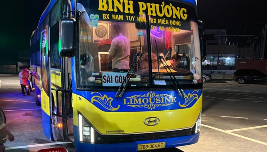 Xe Bình Phương đón khách tại bến xe trước giờ xuất phát