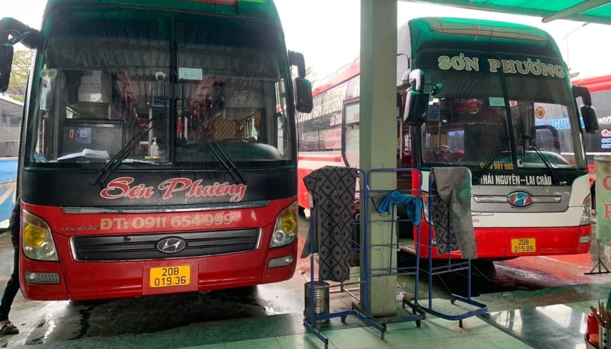 Xe Sơn Phương di chuyển qua cung đường đèo Tây Bắc