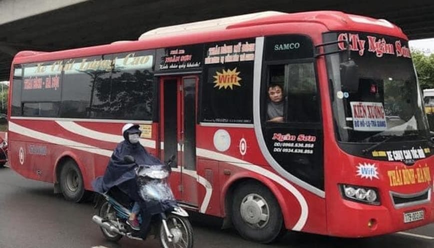 Xe khách Ngân Sơn với màu sắc nhận diện nổi bật