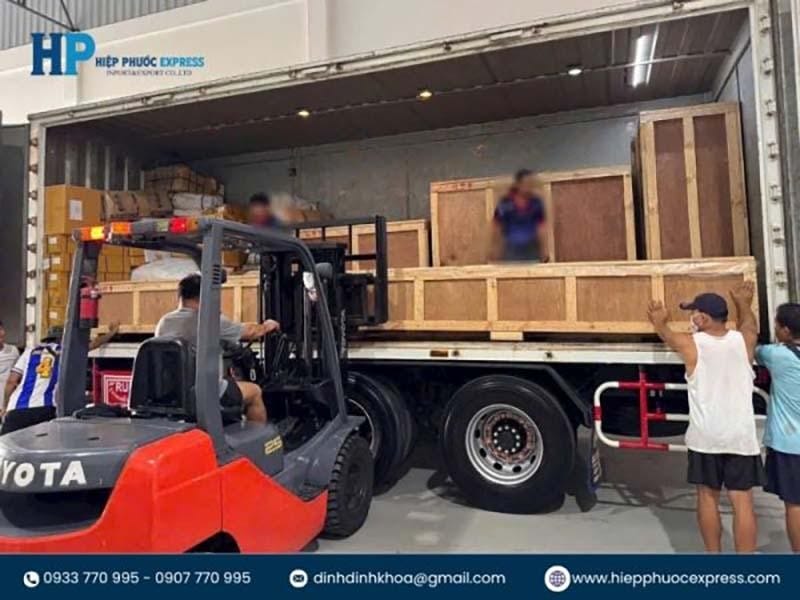 Vai trò của logistic kết nối các thế hệ Việt - Lào