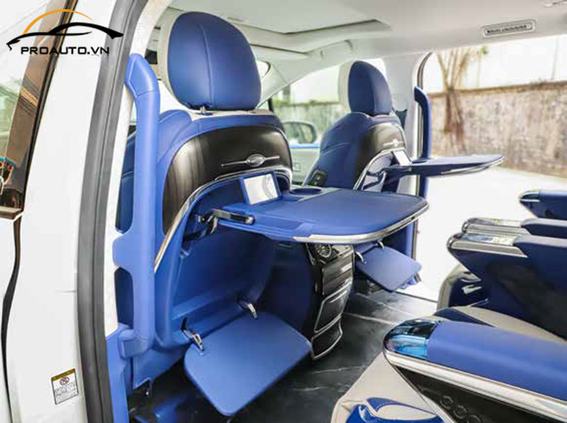 Bàn xếp tiện lợi tích hợp sạc không dây trên xe Limousine