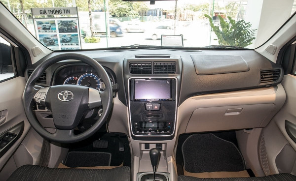 Bảng taplo và màn hình giải trí trên khoang lái Toyota Avanza