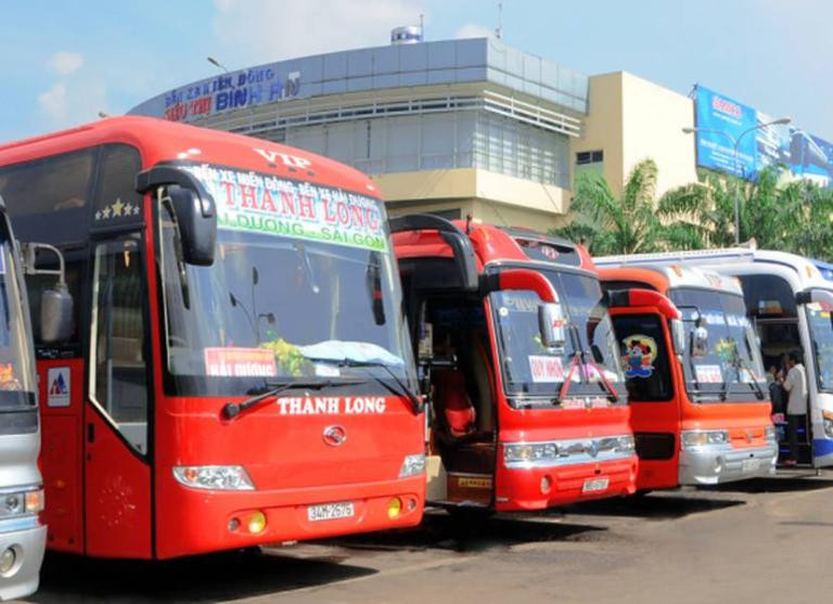 Bảng thông tin và các xe khách đang chờ tại Bến xe Vị Thanh Hậu Giang