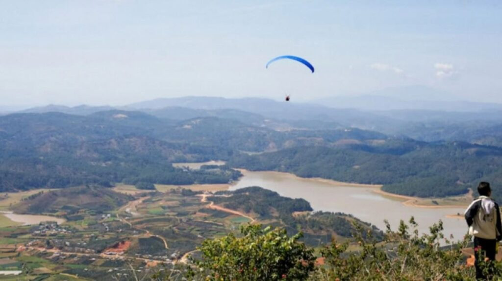 Bay Dù Lượn ở Đà Lạt Langbiang