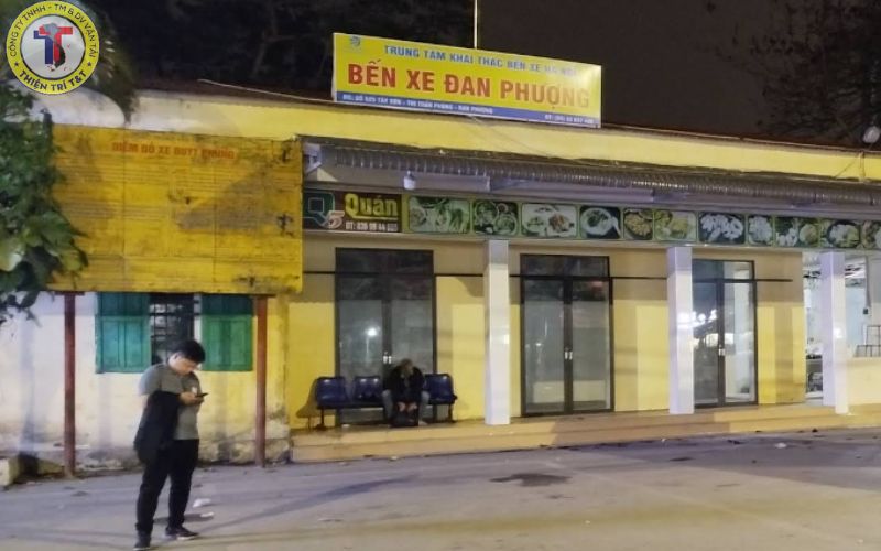 Khu vực sảnh chờ và quầy vé tại Bến xe Đan Phượng được bố trí khoa học, tiện lợi cho hành khách tra cứu thông tin chuyến đi