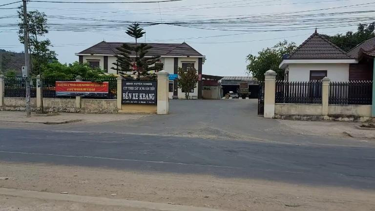 Bến xe KBang nhìn từ trên cao với bãi đậu xe và tòa nhà chính