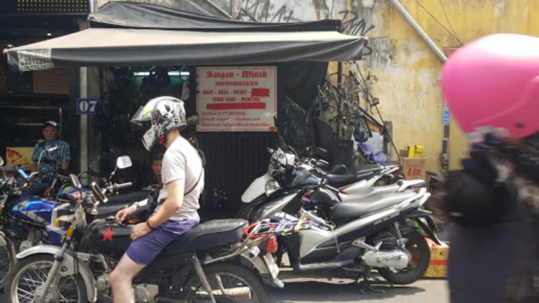 Các cửa hàng cho thuê xe máy Quận 1 thường nằm ở vị trí trung tâm, gần phố đi bộ Bùi Viện