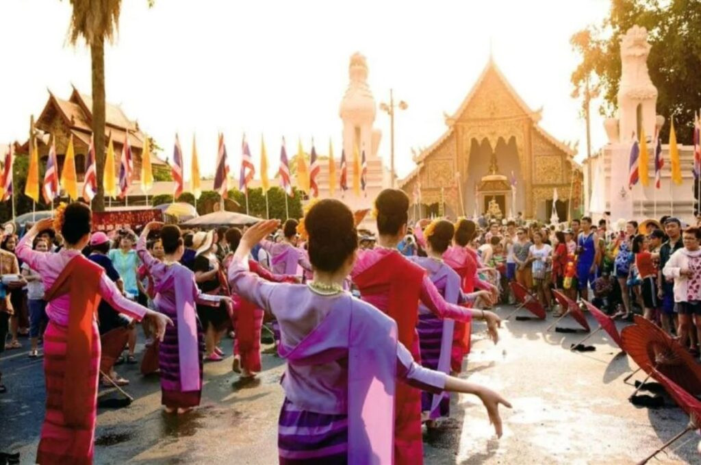 Các hoạt động văn hóa truyền thống khác như biểu diễn nghệ thuật hoặc trò chơi dân gian diễn ra tại Chiang Mai trong dịp Lễ hội té nước Thái Lan.