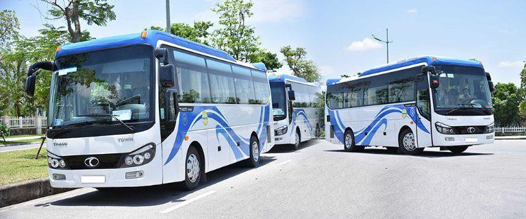 Các xe khách đậu trong bãi của Bến xe Quảng Ngãi