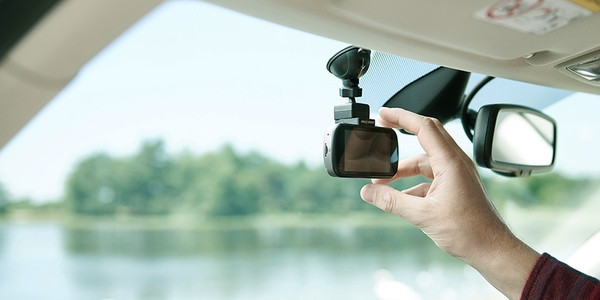 Camera hành trình ghi lại hình ảnh phía trước và sau xe Toyota Granvia