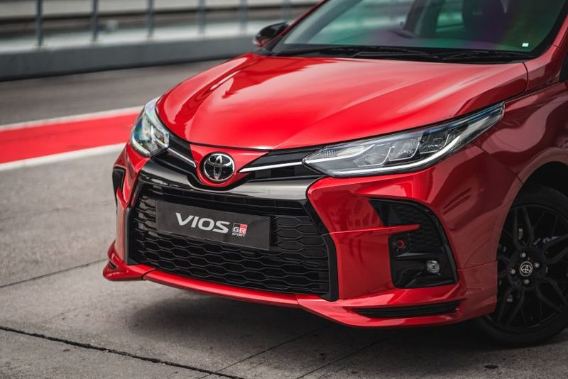 Cận cảnh lưới tản nhiệt thể thao trên Toyota Vios GR-S
