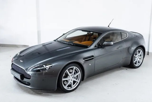 Cận cảnh phần đầu xe Aston Martin Vantage V8 với lưới tản nhiệt lớn