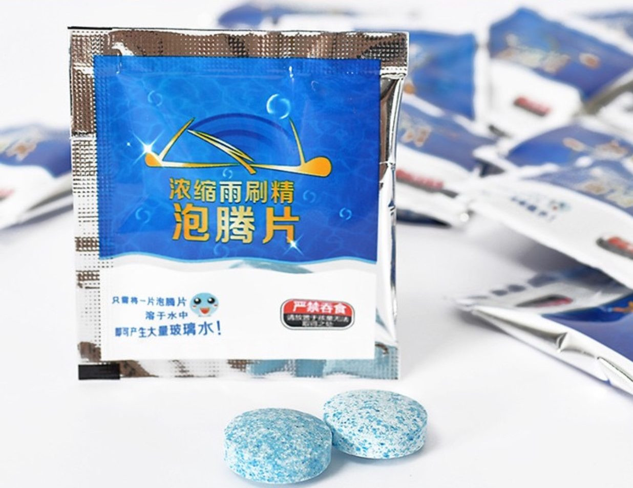 Cần gạt mưa hoạt động trơn tru trên kính được làm sạch