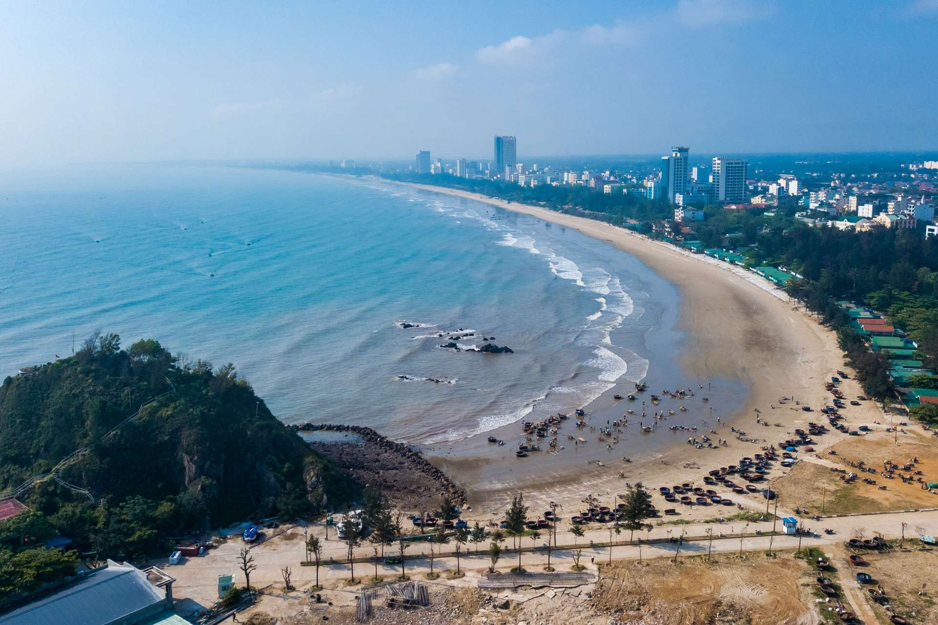 Cảnh biển xanh mát và bãi cát trải dài tại Biển Cửa Lò