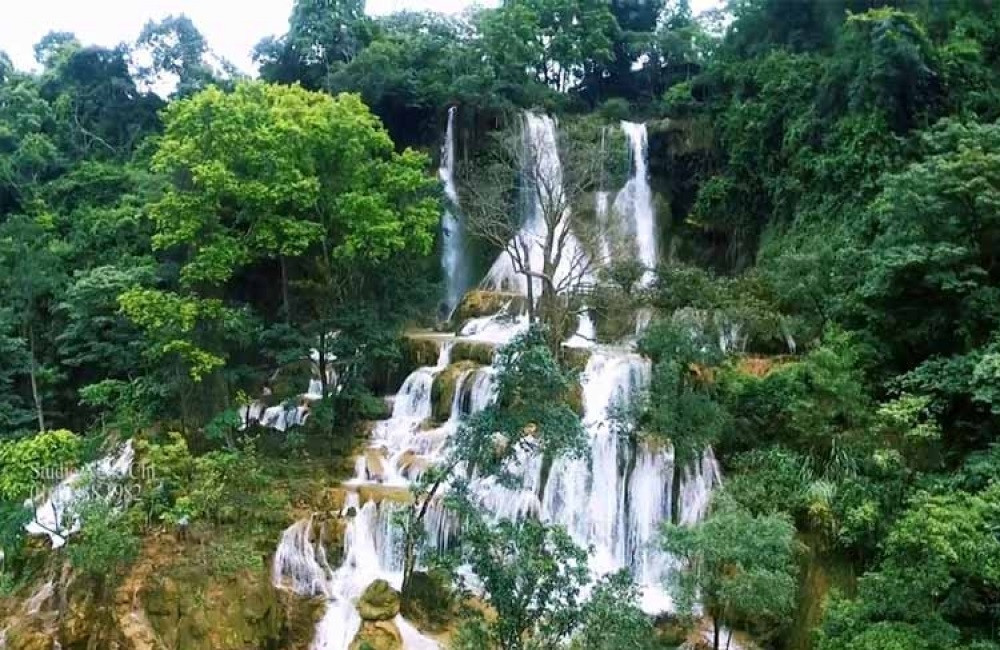 Cảnh quan ấn tượng của Thác Dải Yếm trong chuyến phượt Mộc Châu bằng xe máy