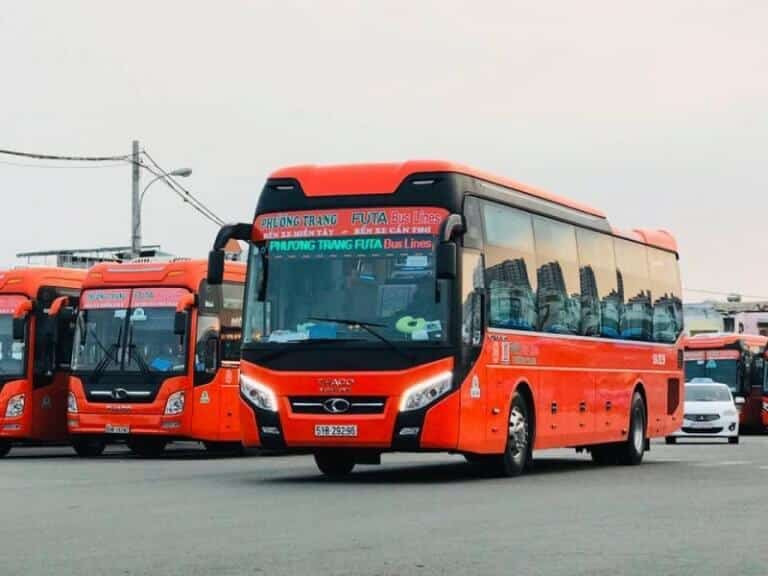 Cảnh xe khách đậu tại bến xe Mũi Né sẵn sàng khởi hành đi Vũng Tàu.