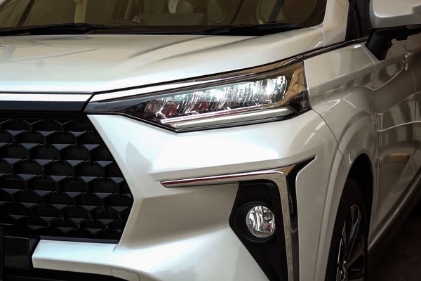 Chi tiết hông xe Toyota Veloz 2022 với la-zăng 17 inch phay bóng
