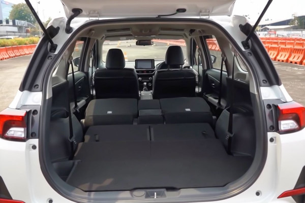 Chi tiết nội thất Toyota Veloz 2022 với đèn trang trí và tiện ích