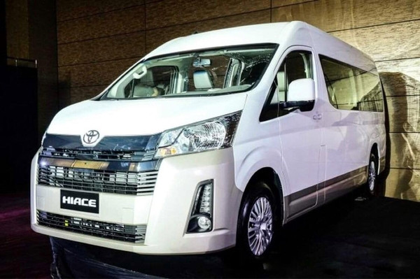 Chi tiết phần đầu xe Toyota Hiace với lưới tản nhiệt lớn