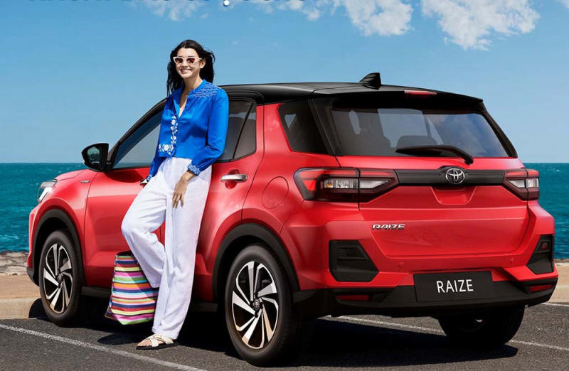 Chiếc Toyota Raize màu đỏ đỗ ngoài trời