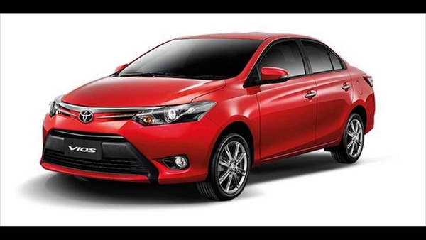 Chiếc xe Toyota Vios cũ di chuyển trên đường.