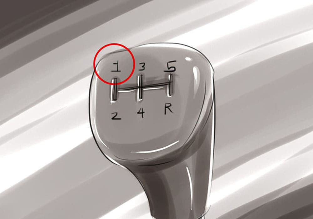 Chuyển cần số về số 1 khi lái xe trên đường bùn lầy