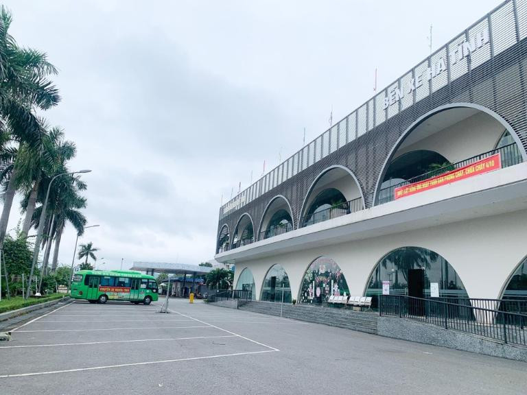 Cổng vào chính và biển hiệu Bến xe Hà Tĩnh
