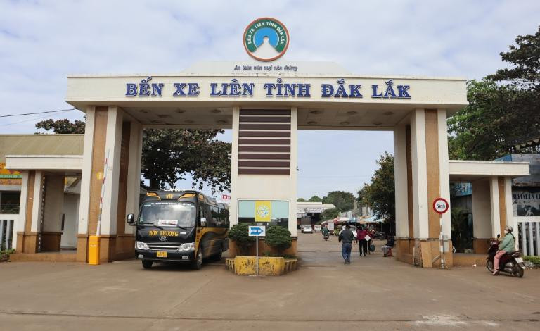 Cổng vào và khu vực đỗ xe Bến xe liên tỉnh Đắk Lắk