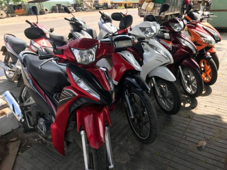 Cửa hàng cho thuê xe máy nằm ở vị trí tiện lợi gần bến xe trung tâm Đà Nẵng