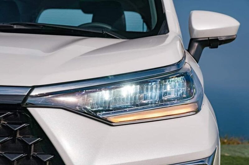 Cụm đèn pha LED hiện đại trên Toyota Veloz Cross