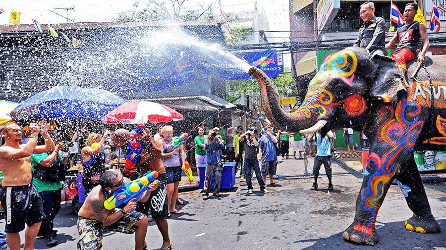 Đám đông du khách và người dân địa phương tham gia té nước trên một con phố ở Phuket, thể hiện tinh thần vui vẻ của Lễ hội Songkran.