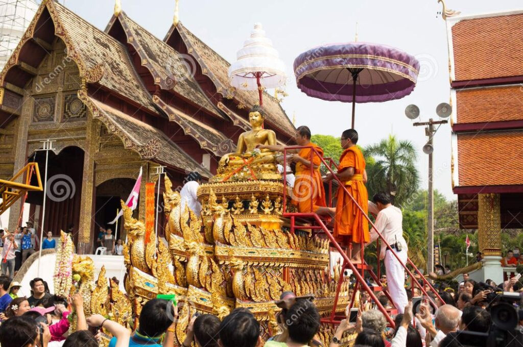 Đám đông người dân và du khách té nước vui vẻ trên con hào tại Chiang Mai, địa điểm nổi tiếng cho hoạt động té nước trong Lễ hội Songkran.